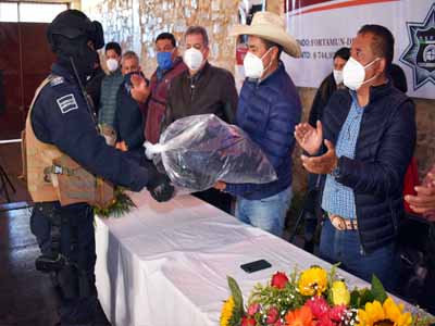   Entregan uniformes y equipamiento a policías de Tlatlauquitepec