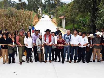 Inauguración pavimento de calle Emiliano Zapata en la comunidad de Xaltenango.