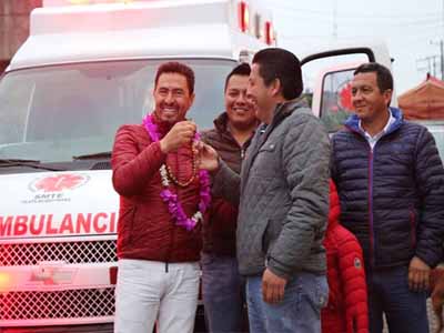  Cumple Porfirio Loeza con entrega de ambulancia en Mazatepec.