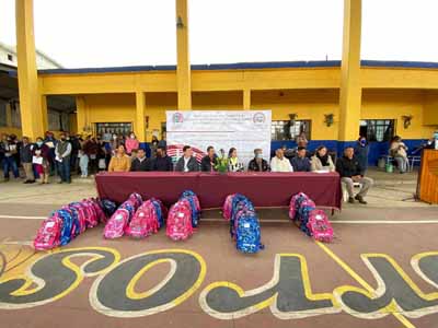 Entrega de mochilas y útiles escolares, a 107 alumnos.