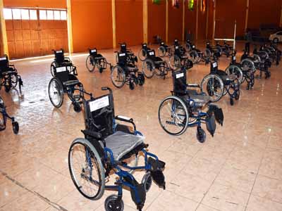   Habitantes de Tlatlauquitepec reciben sillas de ruedas.